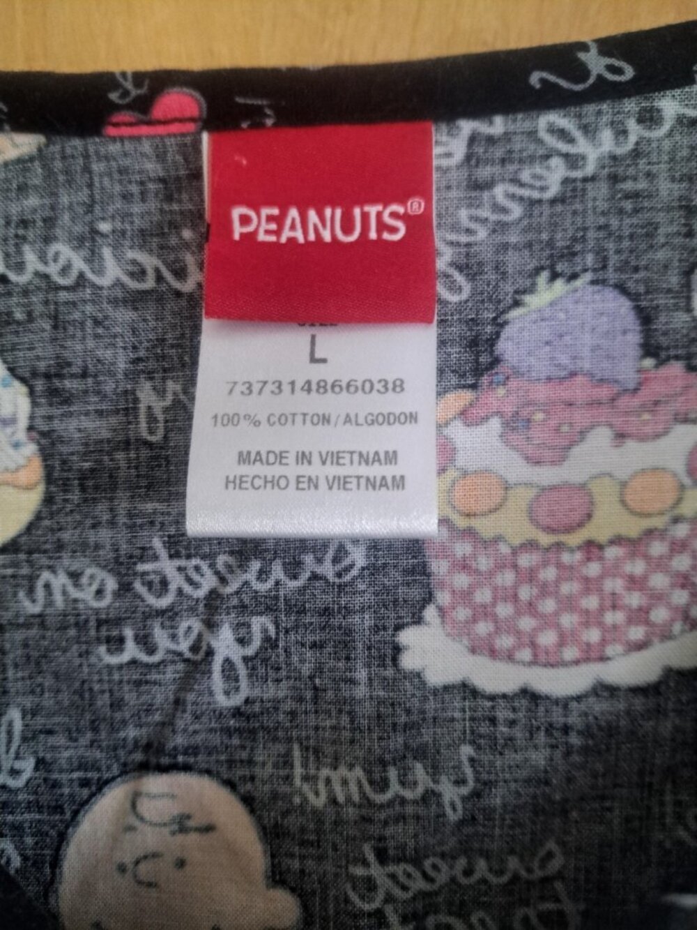 Peanuts Charlie Brown Gang Scrub Top Black Cupcakes Treats Large L Women's - Picture 5 of 5